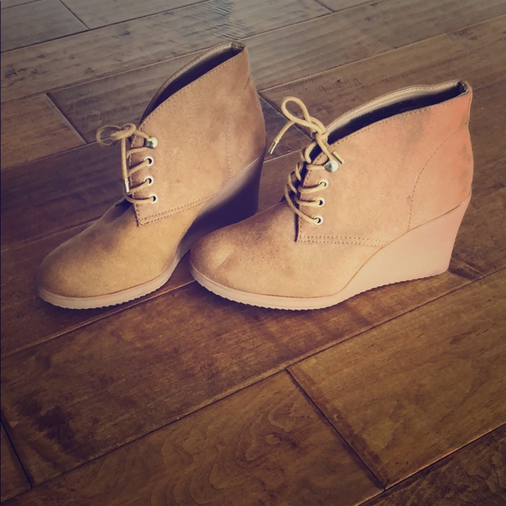 Wedge heel Tan faux suede boots 7.5